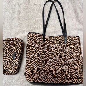 Vera Bradley small tote with medium cosmetic bag. Like new. No rips or stains.